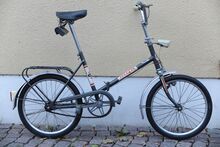 1972:Modell 901 in anthrazitgrau, mit bereits hellem Scheinwerfergehäuse (Datierung IV/72) und mit den nur am Klapprad kurzzeitig verwendeten Pedalen mit zwei zusammengenieteten grauen Kunststoffblöcken. Rücklicht nicht original.
