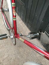 Dieses Fahrrad trägt noch das bereits 1956 verwendete Olympia-Dekor. Zu erkennen ist die rote Linierung der silbergrau lackierten Stahlschutzbleche. Teilweise ist die Linierung zu hellgrün verblichen.