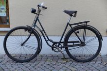 Die Ausstattungsdetails unterscheiden sich erheblich (Sattel, Beleuchtungskomponenten, Pedale)