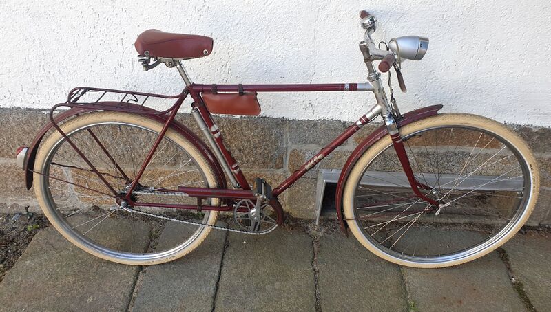 Datei:Mifa Modell ST 3 von 1958 weinrot Bild1.jpg