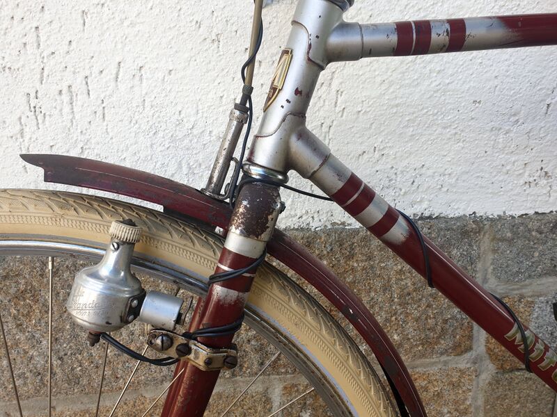 Datei:Mifa Modell ST 3 von 1958 weinrot Bild3.jpg