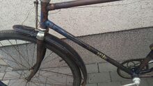 Detailansicht des Fahrrads links. Neben der Tretlagerhülse ist an diesem Fahrrad auch die Sattelaufnahme noch verschweißt.