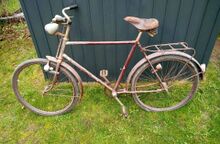 Ein frühes Exemplar unbekannten Baujahrs (vermutlich 1953). Mit Glockentretlager, geschweißten Rahmenrohren am Tretlager und mit Tourensattel von LLM.