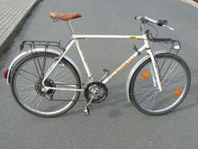 Der Rahmen besitzt angelötete Führungen für Brems- und Schaltzüge sowie Ösen für das Beleuchtungskabel (unterhalb des Unterrohres).