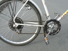 Die Ausstattung (10-Gang-Kettenschaltung, vorn Rasant-Umwerfer, hinten Favorit-Schaltwerk; Thompson-Keiltretlager, doppeltes Kettenblatt) zeigt, dass die Erzeugnisse der DDR-Fahrradindustrie längst hinter dem Weltstandard zurücklagen.