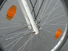 Aufnahme des Vorrderades sowie Befestigung von Schutzblech und vorderem Gepäckträger in der Vorderradgabel.