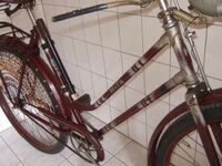 Ein vom Erstbesitzer zeitgleich gekauftes Herrenrad besitzt schon das in den späten 50er Jahren verwendete Strahlendekor, es läßt sich also vermuten, dass Bandlackierungen wie diese, gegen Ende 1955, spätestens aber 1956 nicht mehr werwendet wurden.