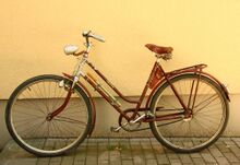 Auch dieses Fahrrad ist typisch maronfarben lackiert. Die zu dieser Zeit bei Mifa aufgekommenen Metallic-Lackierungen wurden an den Tourenrädern nicht verwendet, allerdings sind Exemplare mit Hammerschlaglack bekannt.