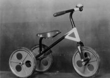 Mifa-Dreirad um 1948. Ob es zu diesem Zeitpunkt bereits die Typenbezeichnung S 7 trug, ist nicht nachgewiesen.
