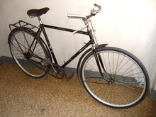 Dieses Sportrad wurde 1953 gebaut und besitzt noch das eher dezente Streifendekor. Die Laufräder an diesem Fahrrad wurden nachgerüstet.