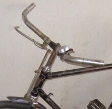 Mifa-Flachlenker Zeitraum: 1953 bis 1954 Verwendung: Mifa-Sporträder (28") Material: Stahl, verchromt Breite: Schaftlänge: Bemerkungen: Lenkerenden stärker nach hinten gezogen, mit Kunststoffmanschette.