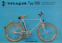 Diese Prospektabbildung des Modells 105 von 1983 ist in mehrfacher Hinsicht bemerkenswert: Sie zeigt mit dem Leder-Sportsattel nicht nur ein Ausstattungsdetail, das für dieses Fahrrad ungewöhnlich ist. Auffällig ist auch der Scheinwerfer (Typ 8707.30 von FER), welcher derzeit nur von Fahrrädern aus der zweiten Hälfte der 1980er Jahre bekannt ist. Für das Jahr 1983 fanden sich bislang noch keine Belegexemplare.