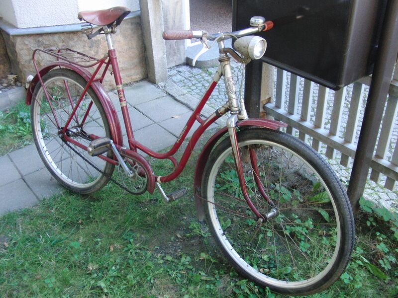 Datei:Modell 35 154 von 1959 rot1.JPG