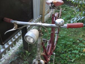 Es besitzt einen Ledersattel von LM und Gummi-Lenkergriffe von ZITZA. Auffällig ist hier auch die Sattelmuffe mit Aussparung. Auf diese Aussparung wurde bald darauf verzichtet.