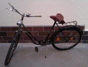 Dieses schwarze Exemplar von 1962 hat bereits einen silbernen Strahlenkopf, aber ebenfalls lackierte Stahlfelgen.