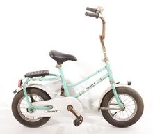 Modell KF 900, 1980er Jahre. Bis auf Pedale und Sattel ist dieses Fahrrad offensichtlich original erhalten. Es fehlt die Vorderradbremse.