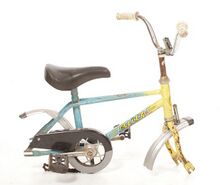 Modell KF VII, das sich anhand von Dekor und Farbgebung in die 1980er Jahre einordnen lässt. Es fehlen die Laufräder sowie Teile der Stempelbremse. Pedale und Sattel nicht original.
