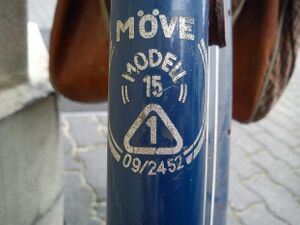 Bei Möve-Fahrrädern aus der zweiten Hälfte der 1950er Jahre ist am Sattelrohr ein Abziehbild mit der Modellbezeichnung zu finden.