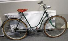 Möve Modell 15 (1957/58) An diesem Fahrrad sind lediglich der Rahmen samt Getriebe, der Lenker und die Bremse original. Bemerkenswert ist jedoch, dass es über ein "Orion"-Steuerkopfschild verfügt.
