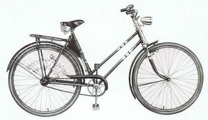 In der zweiten Hälfte der 1950er Jahre waren die Fahrräder dann einfarbig lackiert und mit einem Ringdekor versehen (Katalogabblidung 1958).