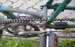 Die in fünf Segmente geteilten Kettenblätter erinnern auf den ersten Blick an die des älteren Modells, sind aber bisher nur von diesem einen Fahrrad bekannt.