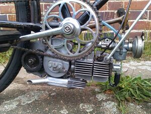 Motoransicht rechte Seite. Die Kraftübertragung erfolgt mit einer Reibrolle auf das Hinterrad.