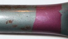 Metallic-Lackierung auf einem Brandenburg-Tourenrahmen (1958). Der Unterschied zwischen dem ursprünglich violetten Farbton (durch Klebeband vor UV-Licht geschützt) und dem ausgeblichenem Lack wird hier besonders deutlich.