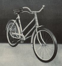 Damenfahrrad mit Rahmen und Anbauteilen aus Leichtmetall, präsentiert auf der Leipziger Frühjahrsmesse 1951.