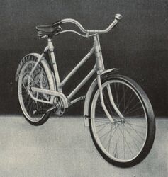 Damenfahrrad Mit Rahmen und Anbauteilen aus Magnesiumlegierung, präsentiert auf der Leipziger Frühjahrsmesse 1951.