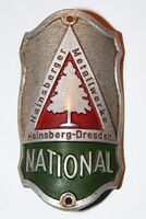 "National"-Steuerkopfschild, spätestens ab Rahmennummer 552.386 bis Ende 1952, Material: Aluminium, geprägt.