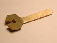 Nippelspanner Zeitraum: 80er Jahre Jahre Material: Stahl, gelb verzinkt Hersteller: ? Bemerkungen: für die Werkzeugtasche