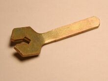 Nippelspanner Zeitraum: 1980er Jahre Jahre Material: Stahl, gelb verzinkt Hersteller: ? Bemerkungen: für die Werkzeugtasche