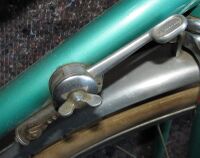 Zeitraum: 1957 - 1959 Verwendung: Diamant Rennräder, Diamant Luxus-Sporträder Material: Aluminium, Stahl (verchromt) Bemerkungen: Flügelschraube aus verchromtem Stahl; Montage direkt am Rahmen oder mittels Schelle