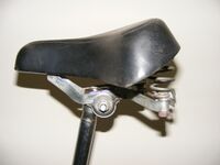 Tourensattel von Möve Zeitraum: spätestens 1985 - 1990 Verwendung: Touren- und Tourensporträder Decke: PUR-Schaum Gestell: Stahl, verzinkt Bemerkungen: vrmtl. Unisex-Ausführung für Damen- und Herrenräder, mit Halter für Satteltasche