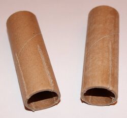 3. Papphülsen einschneiden Damit die in Punkt 1. beschriebenen Stege wirksam werden, müssen die Papphülsen mit vier gleichmäßig verteilten und etwa 40mm tiefen Einschnitten versehen werden. Hierzu eine feine Metallsäge verwenden (Schnittbreite <1mm). Danach wird die glatte Oberfläche mit feinem Schleifpapier leicht aufgeraut. Anschließend sollte getestet werden, ob die Papphülse wie gewünscht in die Griffhülse passt.