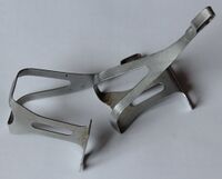 Pedalhaken Zeitraum: 1956 bis etwa 1961 Material: Federstahl (matt oder glänzend verchromt) Bemerkungen: mit Aussparung im Trittbereich; erhältlich in den Größen 55mm und 62,5mm