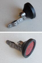 Zeitraum: belegt für 1954 Verwendung: Zubehör Material: Gummi, Glas, Blech Farben/Varianten: schwarz Bemerkungen: "ALARM ETZOLD & BAESSLER K. G. ZEITZ" ins Gehäuse eingegossen; primitiv anmutende Verarbeitung, blanke Teile gänzlich ohne galvanische Beschichtung, Brünierung o.ä.!