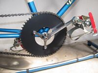 Der Antrieb erfolgt über ein besonders großes Kettenblatt (Spezialanfertigung)