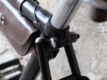 Rahmenmuffe am Sattelrohr; die Form dieser Muffen gab es im Rahmen des DDR-Fahrradbaus nur an diesem Modell, wurden von Mifa aber schon seit den 20er Jahren an Sporträdern verwendet.