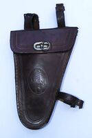 Zeitraum: Anfang 1950er Jahre, hier 1951 Hersteller: LLM Material: Leder, lackiert Bekannte Farben: Dunkelbraun Verwendung: u. a. Möve-Tourenräder Bemerkungen: frühe Ausführung mit anderem Verschluss