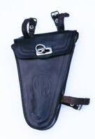 Zeitraum: ca. 1952 - ca. 1955 Hersteller: LLM Material: Leder, lackiert Bekannte Farben: Mittelbraun, Dunkelbraun Verwendung: Bemerkungen: Späte Ausführung. Riemen und Verschluss bei abgebildeter Tasche nicht original.