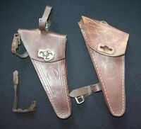 Rahmentaschen von LM, rechte Tasche um 1954/55, linke Tasche ab 1955, verbaut an Mifa- und Diamant-Fahrrädern, charakteristisch ist der schutzblechseitige Schwung bei Taschen für Diamant-(?) und Mifaräder