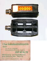 Rahmentretstrahlerpedale Zeitraum: ca. 1978 - 1990 Hersteller: FAJAS Werk 13 Verwendung: Tourensporträder, Sporträder und Luxus Klappräder Material: Kunststoff, Stahl verchromt Bemerkungen: ohne eingeprägte Herstellerkennzeichnung