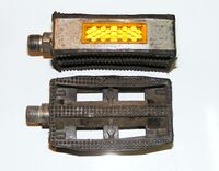 Rahmentretstrahlerpedale Zeitraum: ca. 1978 - 1990 Hersteller: VEB Zweiradzubehör Verwendung: Tourensporträder, Sporträder und Luxus-Klappräder Material: Kunststoff, Stahl (verchromt) Bemerkungen: mit eingeprägter Herstellerkennzeichnung