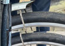 Zeitraum: zumindest 1955 Größen: 28x1½ Art: Drahtreifen Profil Nr. 4 Farbe: schwarz Verwendung: Möve Modell 100, ev. auch Diamant Modelle 101 und 102 Bemerkungen: Längsrillenprofil