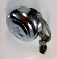 Zeitraum: 80er Jahre Hersteller: ?? Verbaut an: Rennrädern Deckel: Stahl, verchromt Unterteil: Stahl verzinkt, Kunststoff Bemerkungen: Deckel mit geschwungenem R als Motiv.