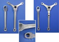 Rennkurbeln (dritte Ausführung) (Zwei-Arm-Kurbel) Zeitraum: 197? bis 1990 Verwendung: Diamant Rennräder Material: Stahl (verchromt) Kettenblattaufnahme: 3-Punkt-Befestigung (120mm Lochkreisdurchmesser) Kurbellänge: 165mm (Bahnrad); 170mm (Rennrad) Bemerkungen: gekörnte Nuten