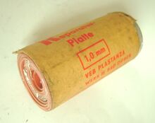 Plastanza Reparaturplatte Zeitraum: 1970er/1980er Jahre Hersteller: Plastanza Material der Packung: -- Bemerkungen: In verschiedenen Stärken angeboten; zur Reparatur zahlreicher Gummiartikel.