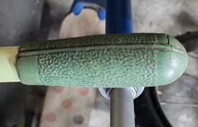 "Rotpunkt" - Fahrradgriffe Kennzeichnung: keine Zeitraum: vrmtl. 1950er Jahre Verwendung: Zubehörteil., belegt an einem Kinderroller Material: Gummi Farben: rot, blau, grün (abgebildet) Bemerkungen: feine Struktur und ohne Herstellerkennzeichnung.