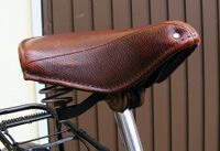 Tourensattel von LM Zeitraum: 195? bis 195? Verwendung: Decke: Kunstleder Gestell: Stahl, lackiert Bemerkungen: auffällige Prägung des Kunstleders